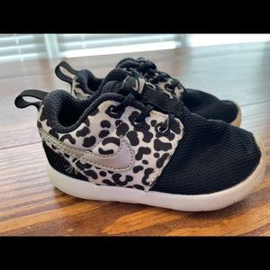 Black/white 7c Nike star runner